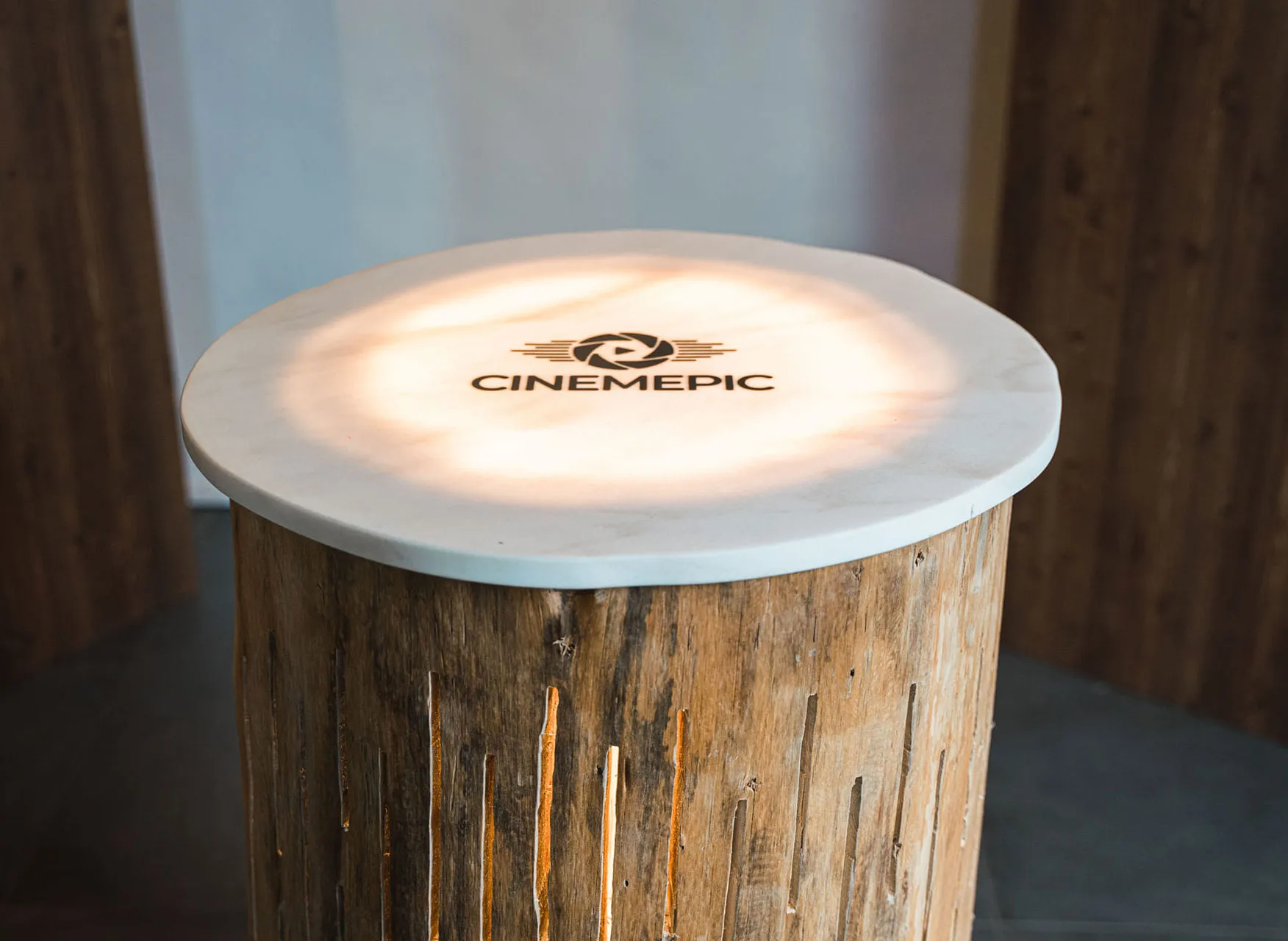 Cinemepic Logo auf Tisch mit Laaser Marmor